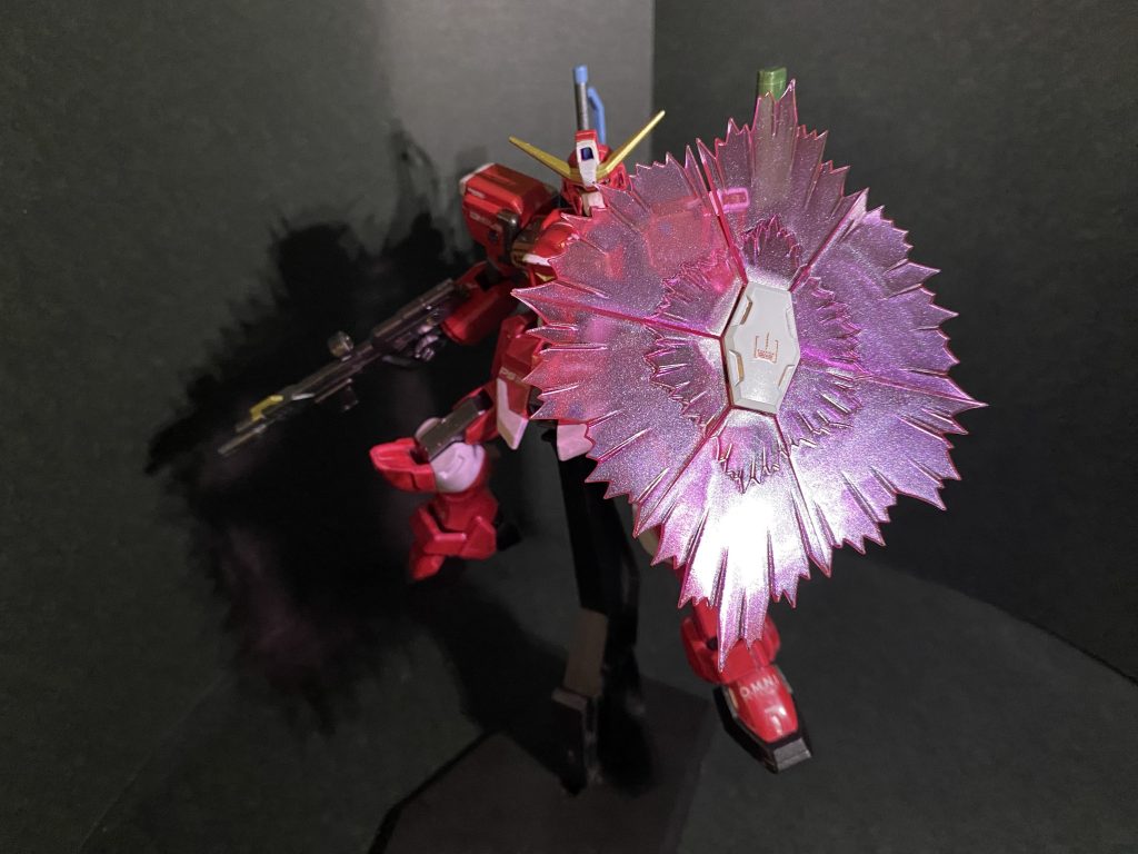 旧世代機のパワーアップ要素として、ビームシールド追加ですね笑コトブキヤのエネルギーシールドを塗装しました。ビームエフェクトはパールコートでラメ感を出しています。