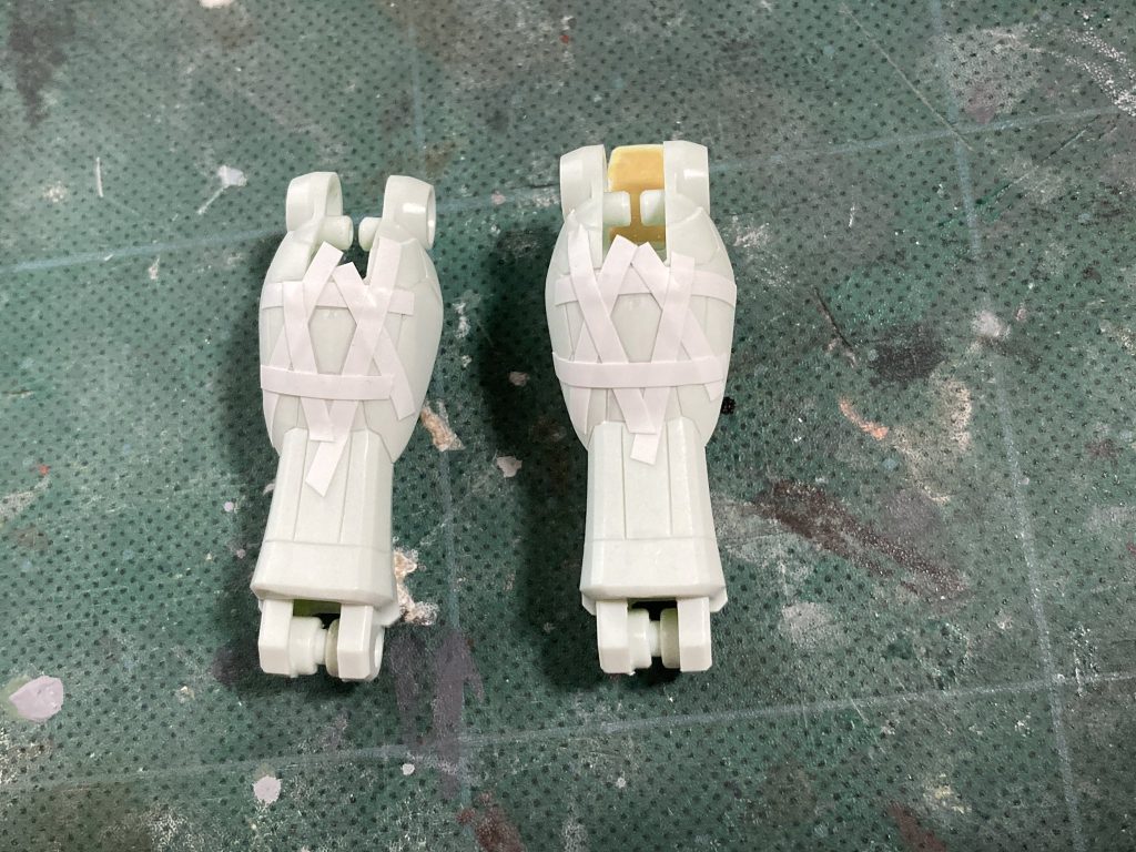 スジボリ用にテープを貼っています。