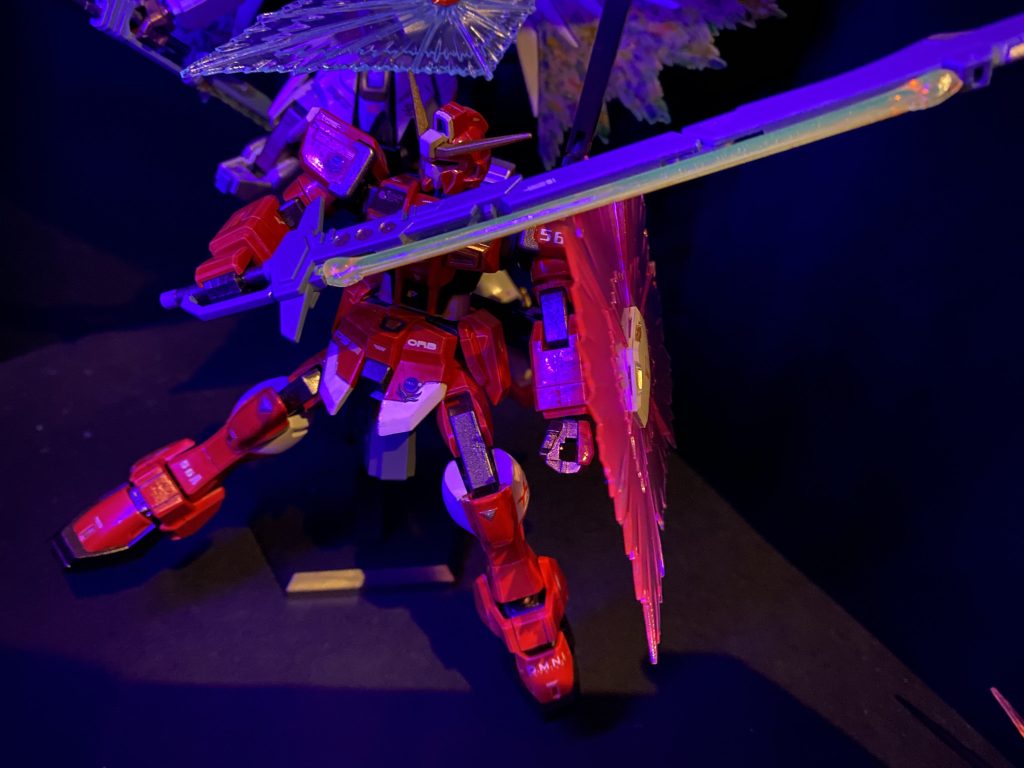 経年劣化のせいか、日の当たるところにあったビームエフェクトはブラックライトを当てると、蛍光ピンクではなく、グリーン？に光りますw