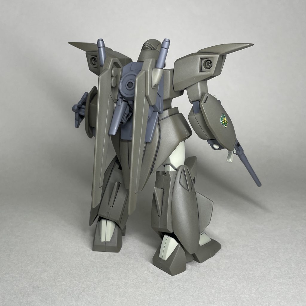 うしろ 濃いグリーンの部分はグラデーション塗装しました。シールは1/144Vガンダムシリーズの武器セットのものを用いました。