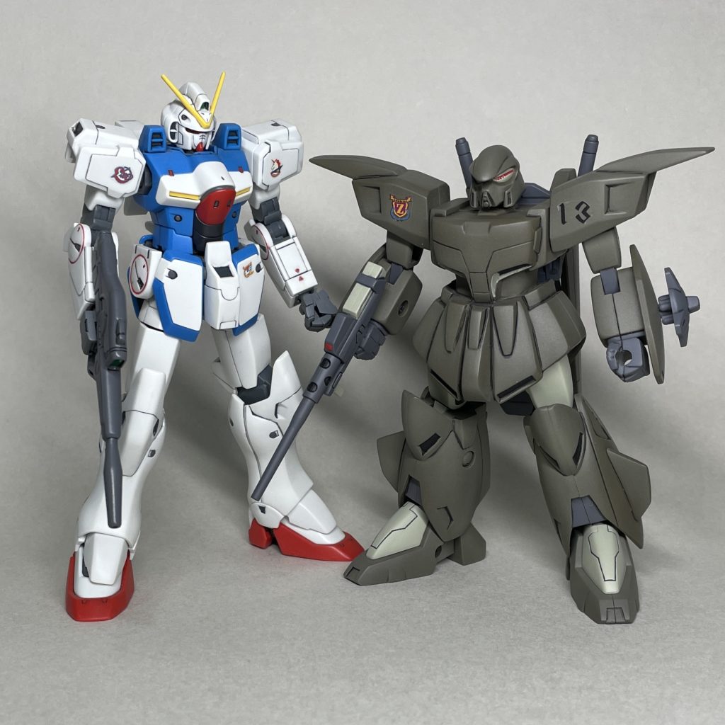 HGUCヴィクトリーガンダムと並べて(まえ) 表記スケールはどちらも1/144ですが、高さがけっこう異なります。設定全高の差はここまではないかも。