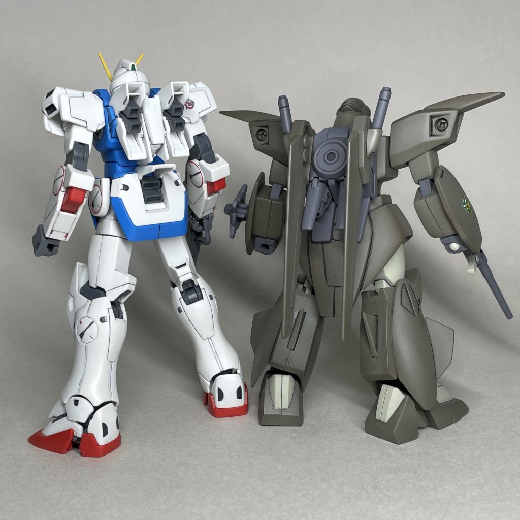 HGUCヴィクトリーガンダムと並べて(うしろ)