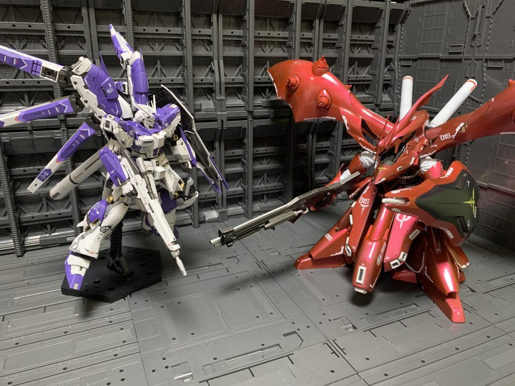 RGのハイニューガンダムと。RGとHGなのでディテール差は勿論ありますが、これを誤魔化したくてキャンディ塗装にしましたw
