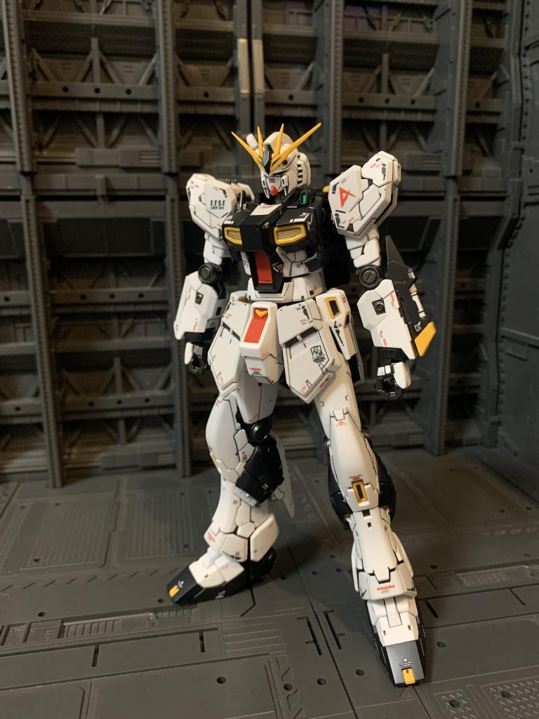 武装無しで。フィンファンネル無しだと結構オーソドックスなデザインですね。以前はスジボリ掘り直しなどしていなかったので今回はちゃんとやりました。