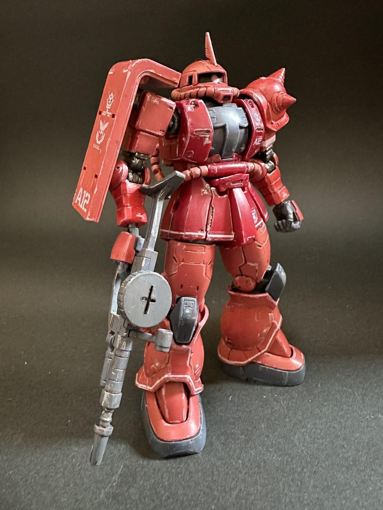 と、いうわけで手始めにシャア専用ザクを作ってみました。合わせ目の目立つ個所を部分塗装し、添付のシールを貼った後、ピンク、パープル、ブルーでエッジやモールドに色を乗せてあります。プラモデル完成品 2024 その6