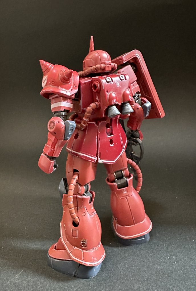 筆でぜんぶ塗装する方が手間もかかるし偉いんじゃ!みたいなマウントおたくにはなりたくないですし、なにより色塗りなしに設定通りに色分けされている組み立てモデルなんてガンブラぐらいですから、ジャパニーズおたくとしてここ(成形色)を押さえなくてどうするんじゃ、という気持ちになってきました。