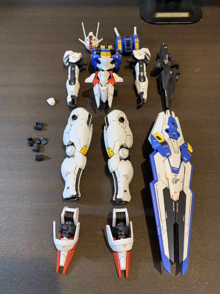 最終組み立て前。エスカッシャンが多いですが、全体的に部品点数は少なめです。