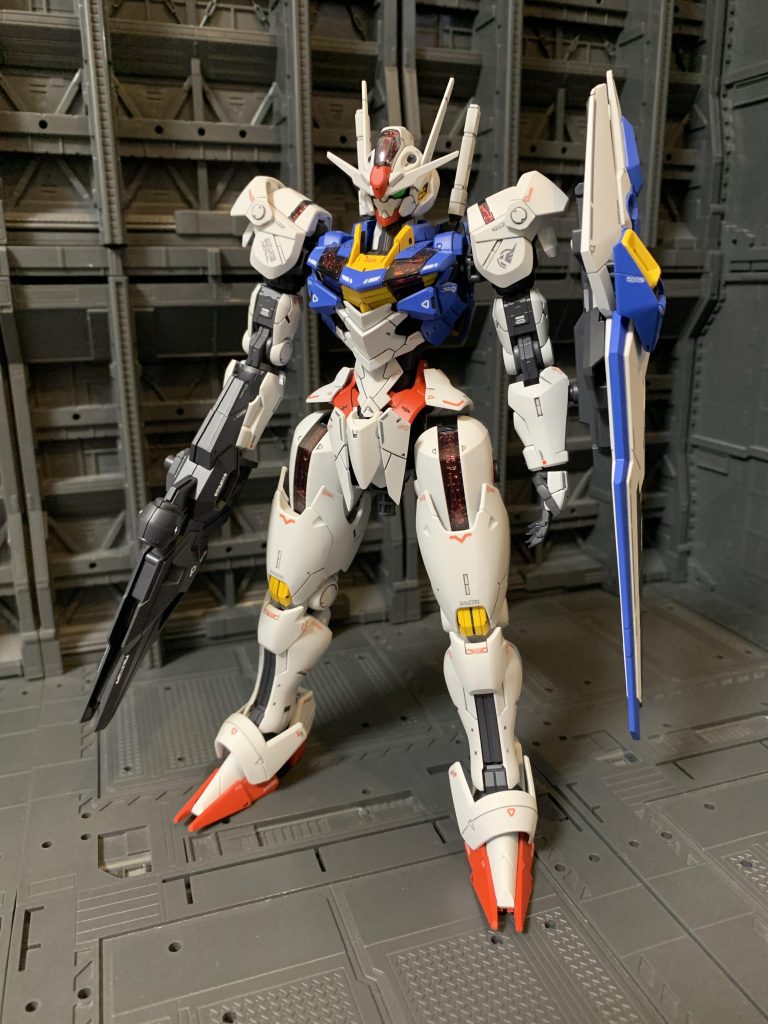 正面から。シンプルながらスタイリッシュなプロポーションで、かなりかっこいいです。