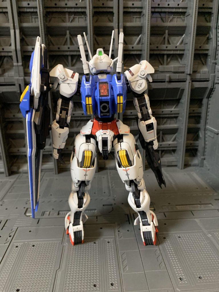 背後から。クリアパーツは無塗装ですがコンパウンドで磨いています。HGでマスキングが必要だった箇所もパーツ分割されているので塗装も楽でした。