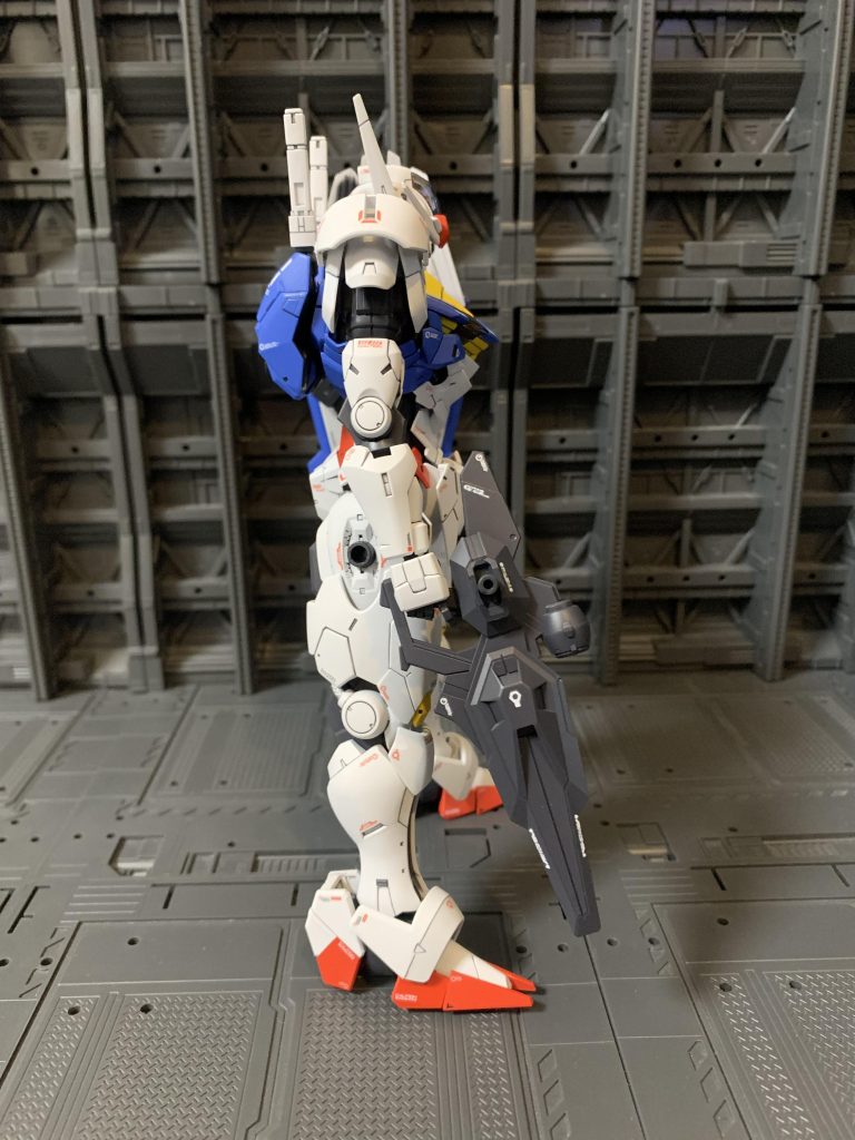 サイドから。そこまで背負物も多くないので、安定して自立します。