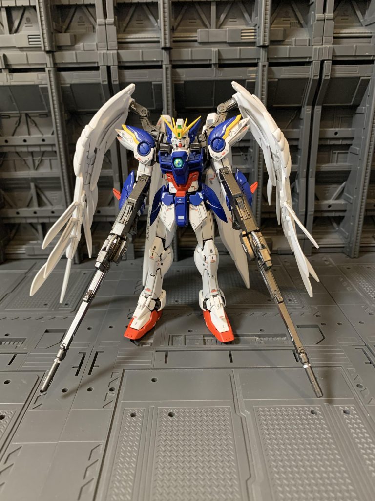 正面から。後ろの翼が接地するので自立はできますが、関節は緩めです。関節、武装はメタリックです。