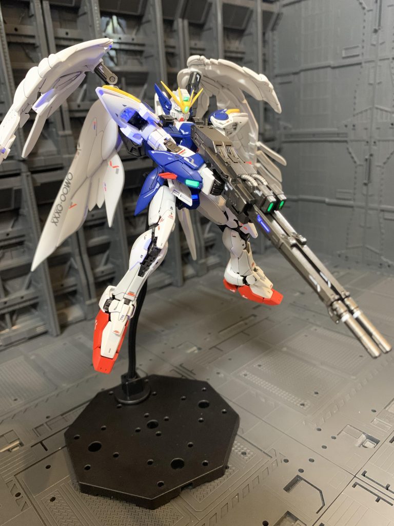 定番のポーズで、これ実は片手で構えています。w