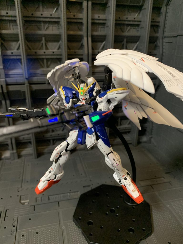 バスターライフルを構えて。腕のセンサーとバスターライフルのセンサーも蛍光塗料で光ります。