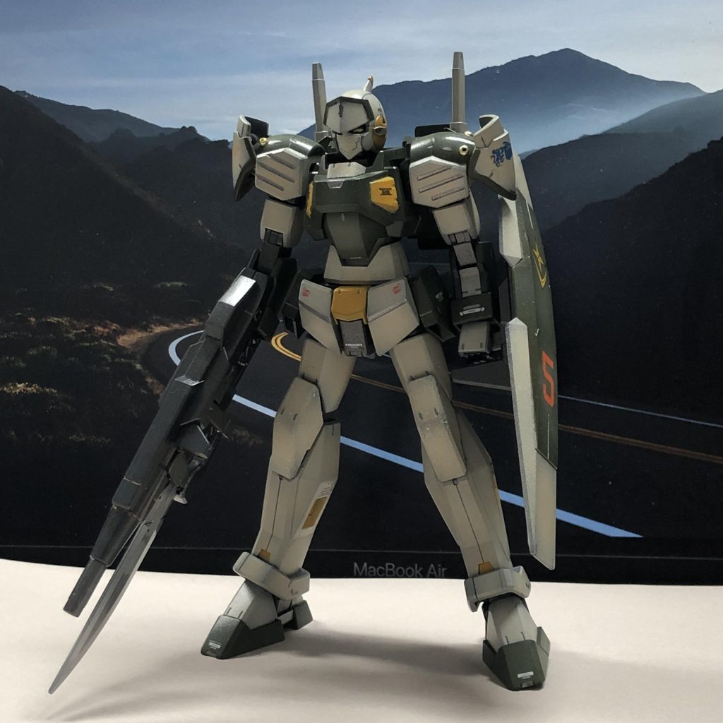 このキット、シールドの保持に手が必要なので、そこが重武装化のネックですね。一応、腕輪の差し替えで肘を前に曲げた時もシールドつけられます。(どっちにせよ、肩アーマーに干渉してしまうので角度調整必要ですが)プレバンのジーラインを見て中の人がνガンに似ていたのがきっかけで欲しくなり、「あれ、でもこれどっかで見たような」と娘がブンドドしていたジェノアスに気がつき、もう一捻り欲しいなと思ったところに良いキットが売れ残っていました(プレバン)。ということで、人気はそれほどないキットのようですが、個人的には十二分に楽しめました。それではまた。