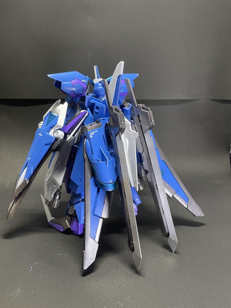 背面に斬艦刀を二振り装備追加エンジンにより速度の上昇及び翼部に装備されたビームサーベルによりMA形態における戦闘力も上昇してますw