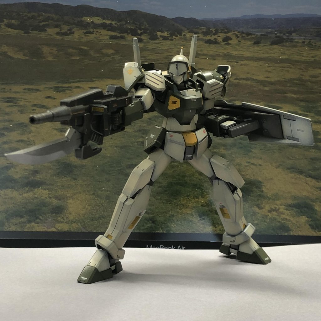 妄想設定としては、ジーラインの白兵戦仕様ということで。銃剣つきライフル・頭部バルカン・ビームサーベル2本・肩には煙幕や信号弾・チャフなどの発射装置・サイドアーマーは小型ミサイルと意外と武器豊富です。偵察・撹乱等の任務用ということで。