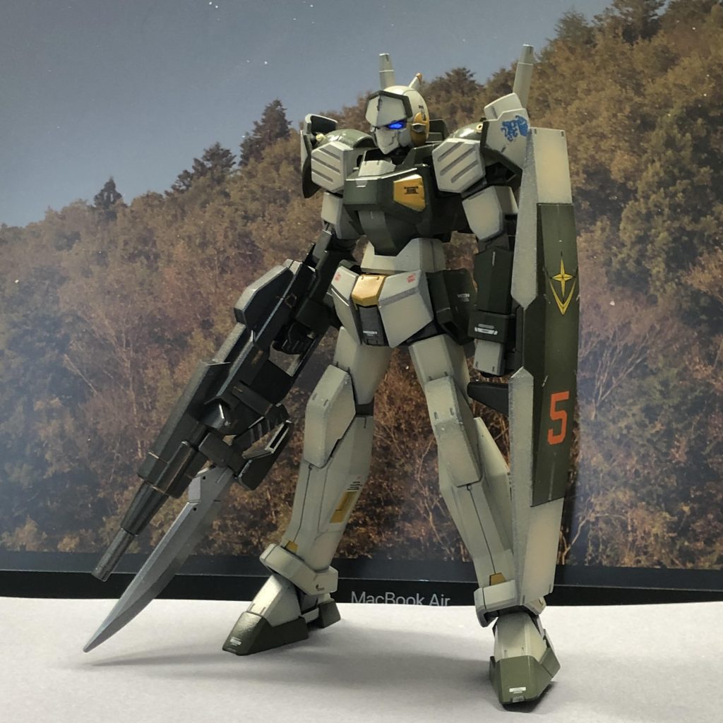 帽子の羽?をカットして額パーツと肩アーマーを上下逆に取り付け。マスクのモールドをパテ埋め。あとは肩の穴モールドを貫通させてビーズを接着しました。今回の眼はシールレスで頑張りました。まず先日発売されたホビーマーカーで金色に塗りその上にいわゆるラッカーの透明蛍光塗料をふんわり?エアブラシ。さらに水性ホビーのブラックを重ねてから、眼だけ拭き取って完成です。通常光では金色、UVライトで水色発光になります。ラッカーでホビーマーカーがダメになるかドキドキだったのですが、シンナーが空中で乾くくらいのつもりで薄く吹いたせいか大丈夫なようです。