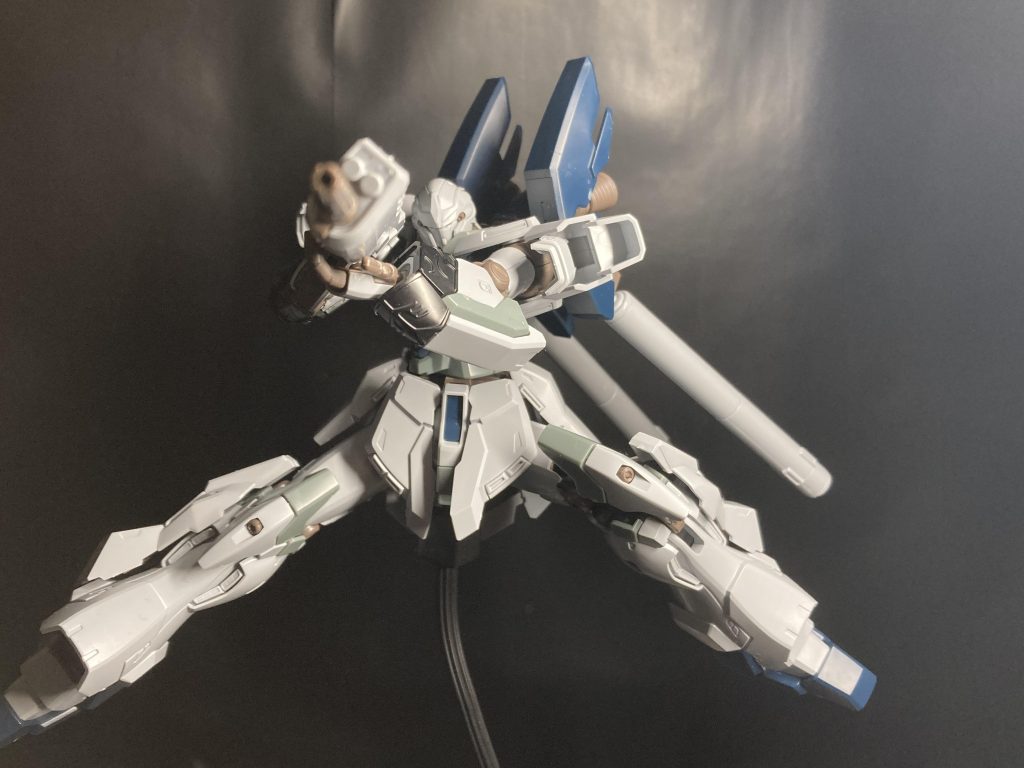 このライフルかなりνガンダムHWS（ハイウェポンシステム）のライフルの形ですよね！ナラティブじゃない方のシナンジュスタインはほぼνガンダムのそれです