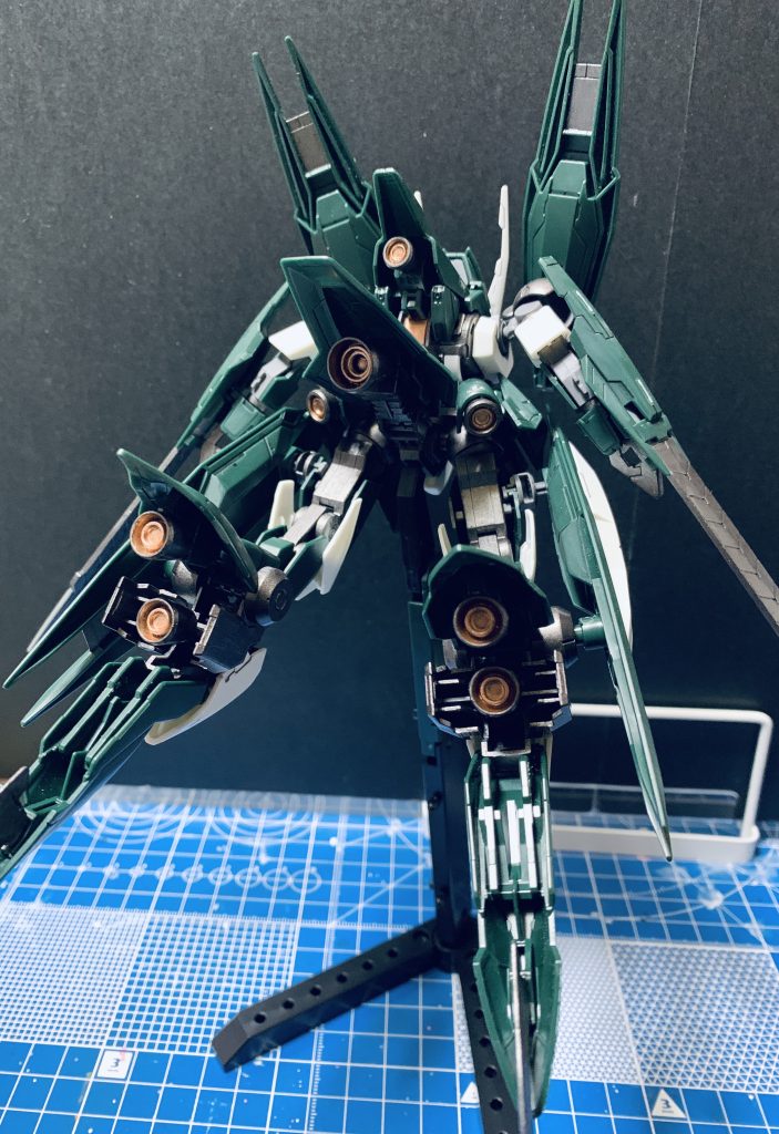 お前さん本当にHGか？と思わせるほどのバックショット。購入のきっかけになった部分です。本来肉抜き穴なんでしょうが、ここまでくるとディティールでいいんじゃないかな？ダメ？