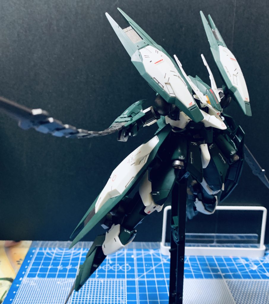 主にレギンレイズフレームとバーニアを塗装してみました。どうしても僕は成形色が好きなんだなあと感じました。ただし白テメーはダメだ、暖色はやはり透け感が出てしまいますねえ。 