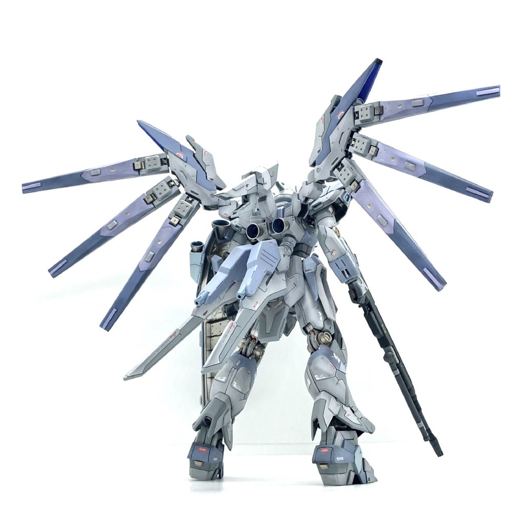 お気に入りはバックのファンネルあたりです。オリジナルよりスタイリッシュにかつ、ウイングの様な洗練されたデザインがビルドシリーズらしいですね。