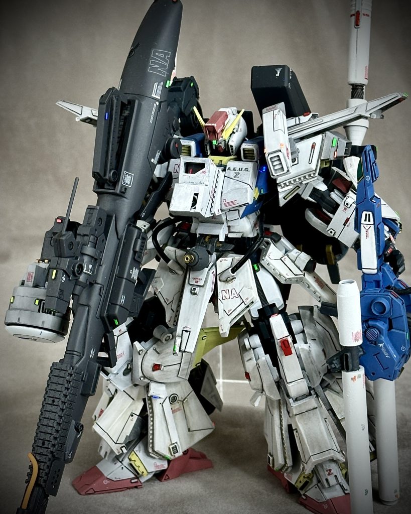 　重攻撃型であるMSZ-010Aをトランスフォーム機能と汎用性を廃し、その最大コンセプトを純粋発展させた究極の超・攻撃型モビルスーツ。　ベース機の基本性能向上に加え新開発の追加装甲、大推力の新型エンジンとビーム・実体弾のコンビネーション兵器を装備。同時期の第4世代MS群のなかで初期モデルに属し、第1次ネオジオン抗争後期にはロートルとなりつつあった010Aを機動・防御・攻撃力ともに屈指のMSへと昇華させた。