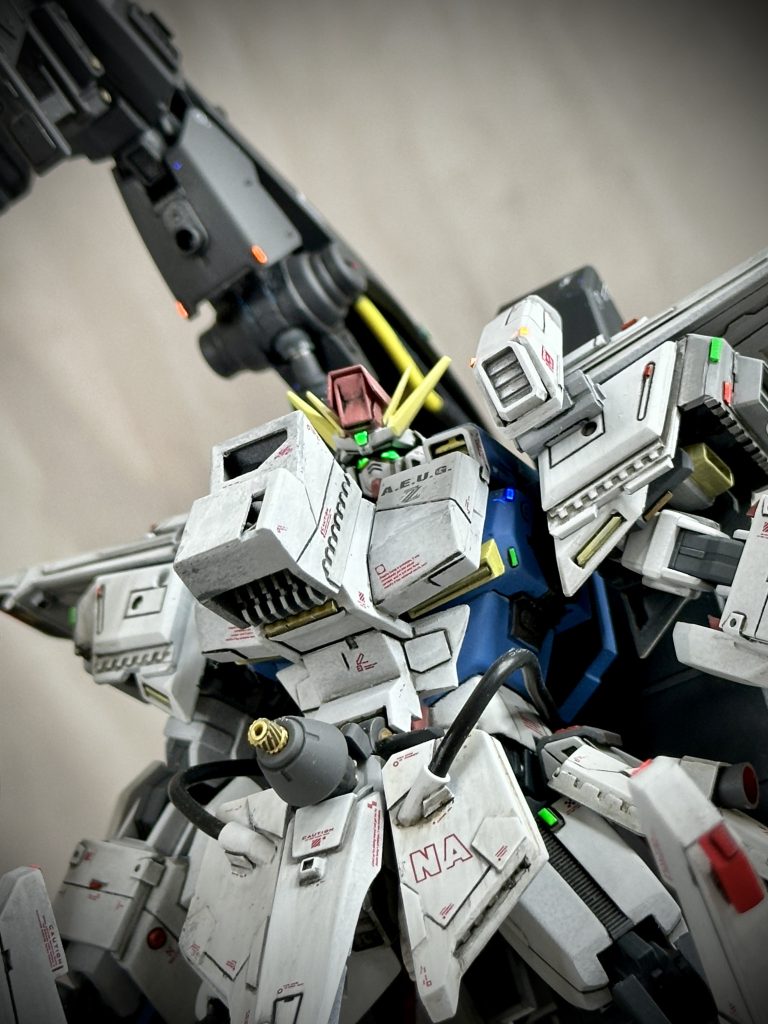 　特徴的な胸部ユニットはＩフィールド発生装置。FA-010-Ｂの出力を以てしても機体全てはカバーできないが、パイロット生存率を大幅に向上させる。敵陣中央突破の強攻型という機体コンセプトから、Ｉフィールドは必須の装備と言えよう。　腹部に装備されるハイメガカノンは短砲身の近距離用ではあるが破格の50メガワットを誇る。