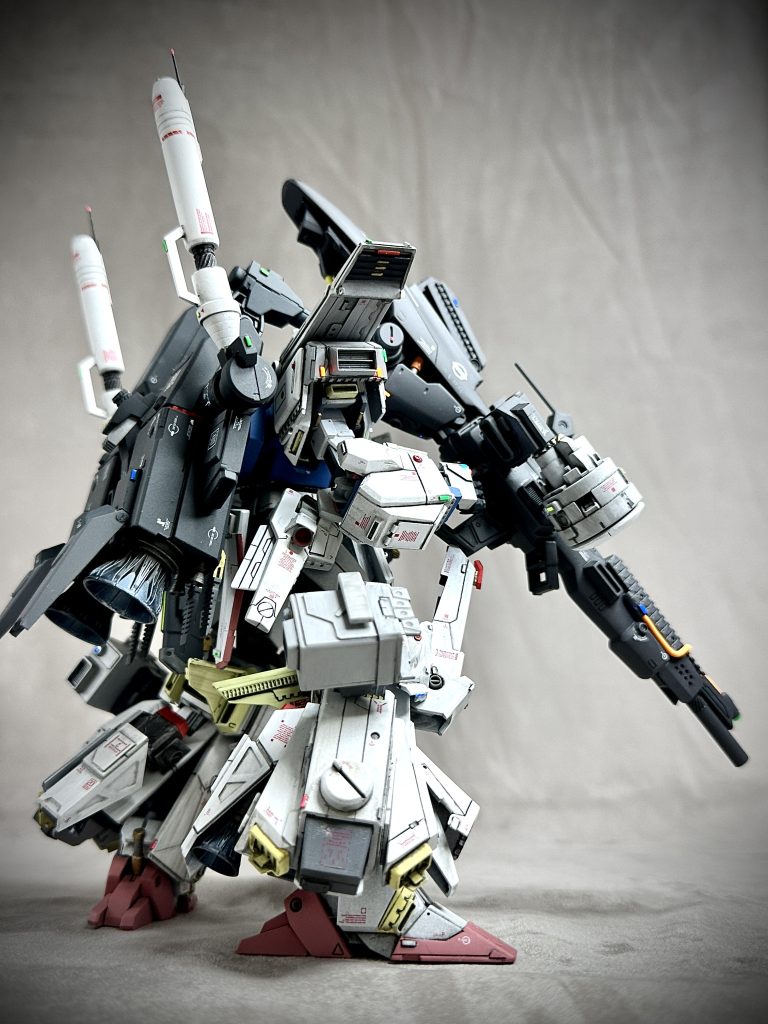 　恐竜的進化を遂げたこの時期のモビルスーツ群のなかでも、唯一無二のシルエットとなるFA-010-B / Full Armor ZZ。その異形は後年開発されたRX-105「クスィー」のイメージと重なる。