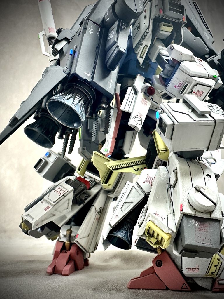 　脚部補助エンジンも左右２発装備。固形燃料系ロケットモーターを使用し、全身に配される増加装甲はスペースドアーマー構造で中間部材はバッテリーとなっている。単体のMSZ-010Aと比べ継戦時間の延長がなされているうえ、燃料使用後または被弾時には爆砕ボルトによる強制排除が可能。デッドウェイト化を防いでいる。　右腕はハイパーメガカノンをはじめとする各種武装の制御用として複雑な機構のため、各関節や駆動部は強化改修がなされている。左右のマニュピレータも連邦制式Ｌタイプをベースに、大型火器保持用に強化・トルクチューンされたワンオフモデルである。また、MSZ-007と同型の汎用２連グレネードを腕部増加装甲内に装備している。