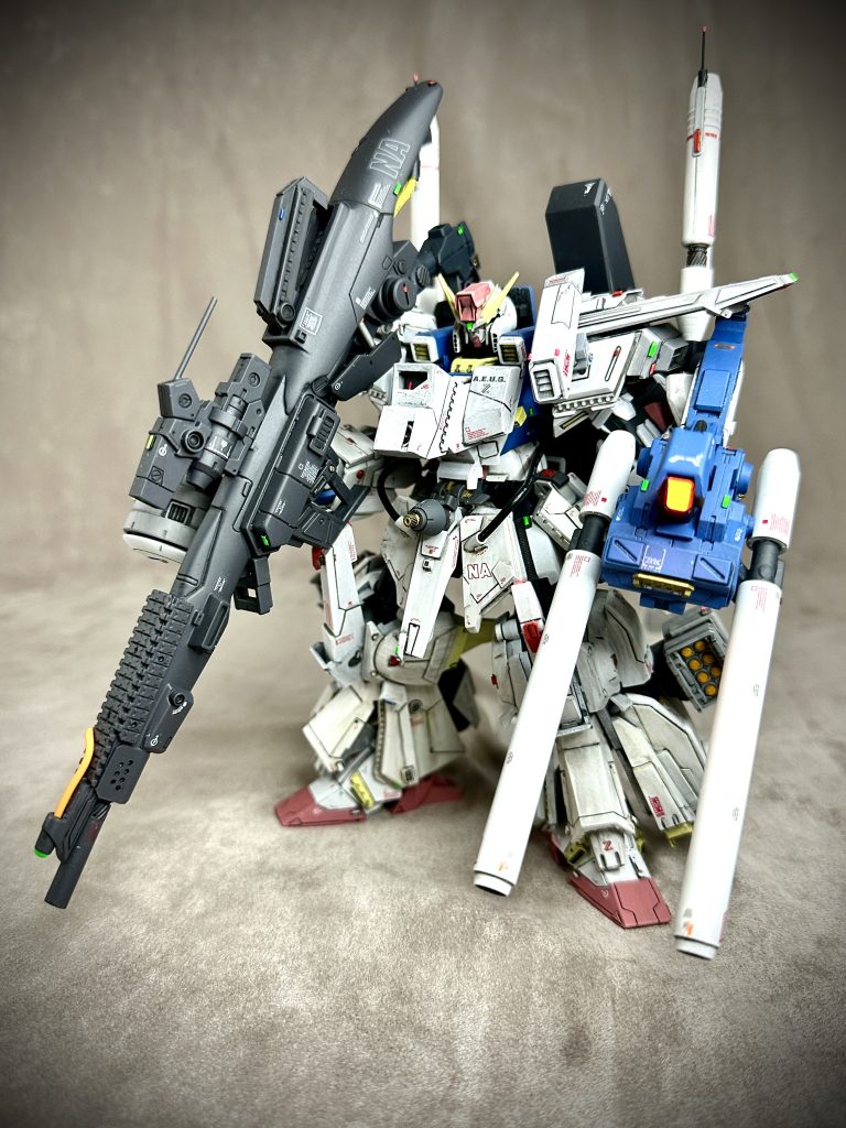 　MSZ-010Aの携行装備であるダブルビームライフル。試作宙航戦闘爆撃機の機体を転用しているため、宇宙空間において単体での航行と自動制御による射撃が可能。全備重量の関係上FA-010-Bのフル装備時に携行されることはないが、無人ドローン随伴機として連携する機能を持つ。