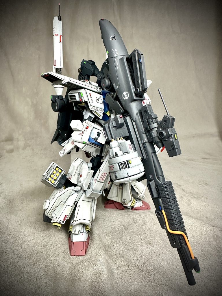 　FA-010-Bのメイン火器である出力79.8メガワットを誇るハイパーメガカノン。バックパック右側のミサイルポッドを取り外し、エネルギー供給アームを介して接続される。　中・近距離用レーザーサイトを機関上部、大遠距離用測距レドームを躯体右側に装備し、発射される弾種も対象にあわせ近接拡散から超超遠距離狙撃までを切り替えて使用する。　この巨大な武装を運用するためのベッド機として堅牢なMSZ-010Aが選ばれ、フルアーマー化と過剰な程の出力向上強化がなされたと言っても過言ではない。