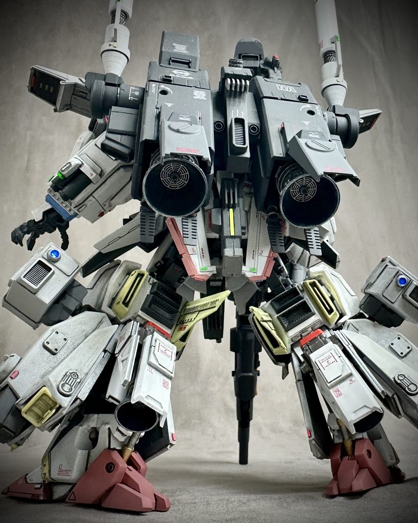 　バックパックのメインエンジン。大推力の新型を左右２発、補助用の小型を4発搭載。オリジナルのベース機は4発だったが、整備性を考慮しアナハイム社で同時期に建造されていたMSZ-011（後のMSA-011：スペリオル）の双発エンジンを転用した。その有り余るパワーは推力のほか各部ビーム兵装の駆動、莫大なエネルギー消費を伴うミノフスキー理論による限定型フォースフィールド（通称Ｉフィールド）に使用される。　リアアーマー中央には腹部ハイメガカノン駆動用バッテリーを搭載。フルパワーで１回、通常で５回の出力が可能。使用後は投棄可能な使い捨て型。　FA化の際にベース機のMSZ-010Aも各部改修を受けている。メインエンジンと同様にウイングアーマーもMSZ-011タイプに換装されているのが確認できる。