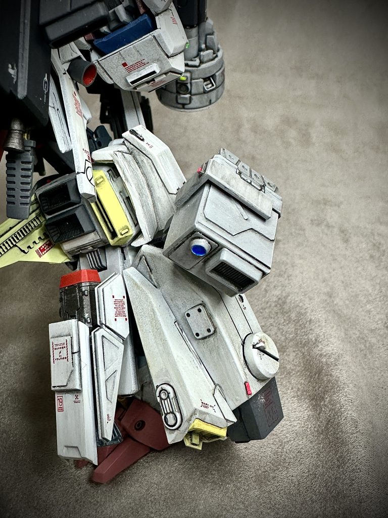 　全身に実体弾系兵装も多数。脚部ミサイルポッドには中型弾頭を片脚8発の計16発を装備。このほか全身にミサイルランチャーが配され、バックパックに大型18発（ハイパーメガカノン未装備時は36発）と、胸部に20発、肩部に6発、膝部分に20発の小型弾頭を装備する。