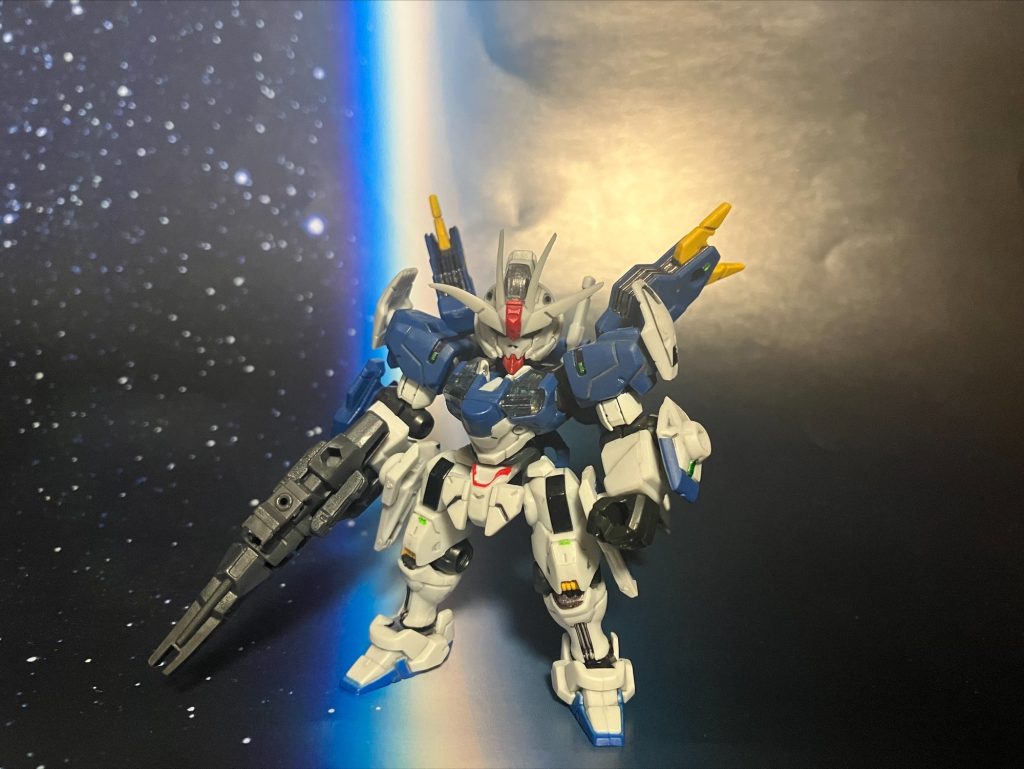 工作としては、墨入れと部分塗装のみ・本体の青と関節部分、バーニア内部の黒・センサー類は蛍光イエローグリーン、パーメット粒子走査線部分は蛍光ブルーパーメット粒子走査線は面相筆の超適当1発塗りです面積小さすぎなので、かなり省略してます黒or透明部分の上から直塗装してるので、ブラックライト非照射時は、はからずとも未発動状態になります(笑)