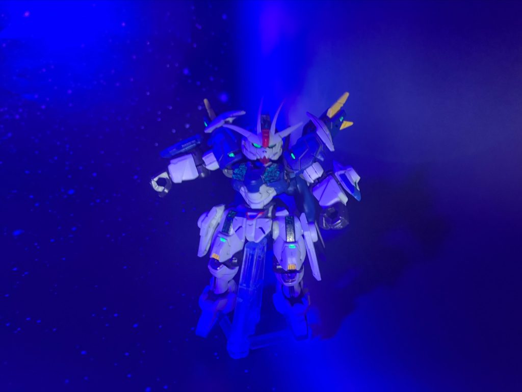 劇中イメージの暗めの光度で