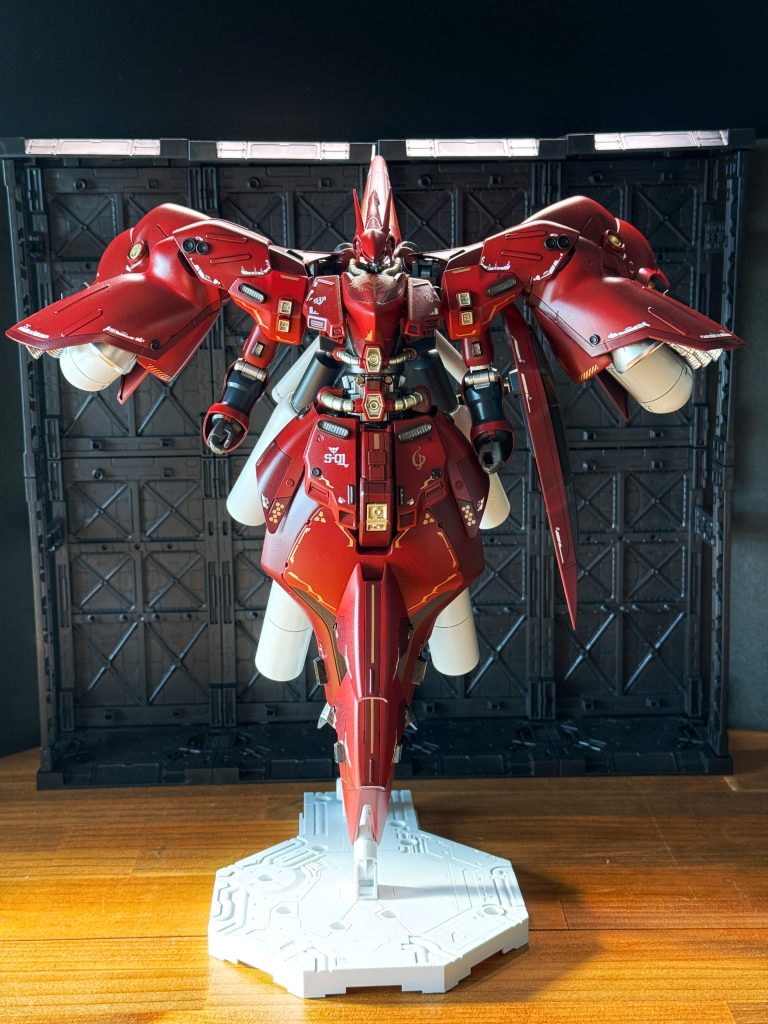 ノイエジールⅡの設定で「シャアが乗る予定だった」とあったのでIF設定を妄想です。ノイエジールⅡに搭乗したシャアがMAの有用性を認識し、新生ネオジオン蜂起の際に、自身が搭乗するニュータイプ専用MAを開発した、という設定です。