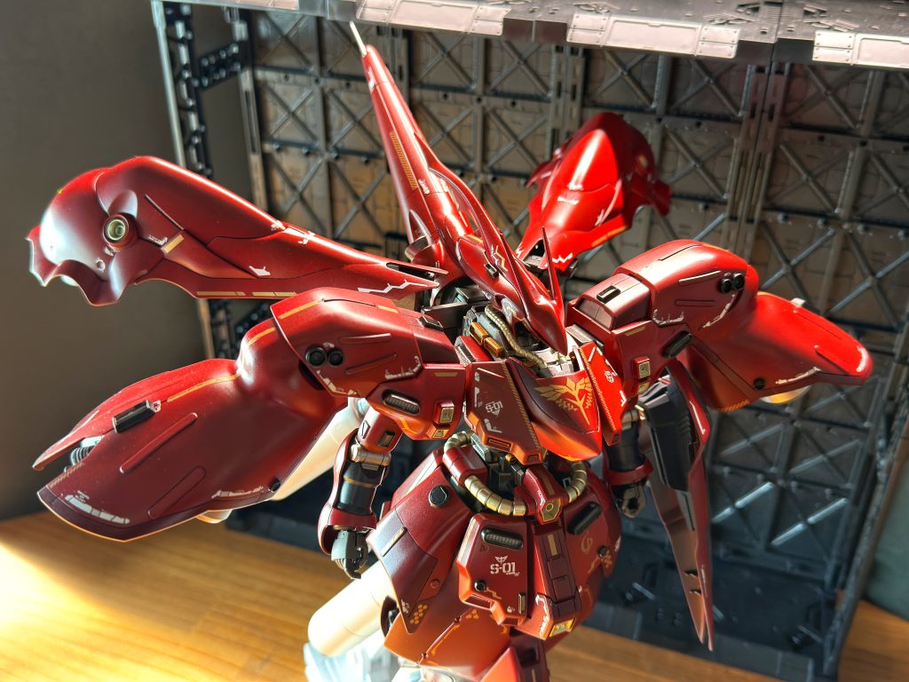 初代ノイエジールのデザインが好きなので、そちらをイメージしながらナイチンゲールに寄せていった形です。ナイチンゲールのファンネルバインダーを再現したかったので、ジャンクのクシャトリヤのバインダーを流用しています。