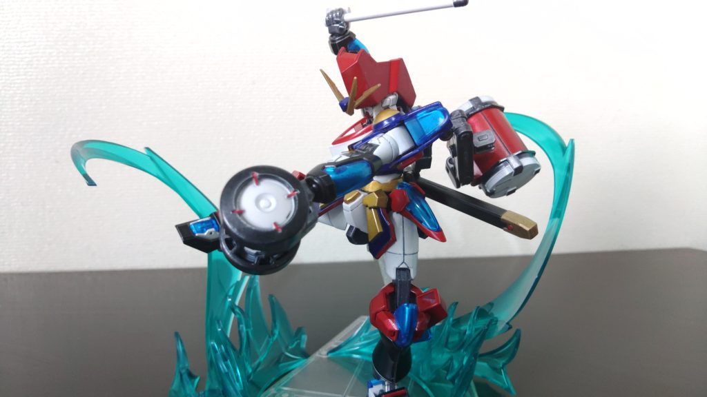 片手に持って、太鼓の重さで反動をつけて手足をダイナミックに動かしながら太鼓を叩くのが特徴。ちなみに、エイサーは運動会で小学６年生が演舞することが多いですが、しめでーくはエイサーの上手い子が扱うことの許された太鼓さ～。