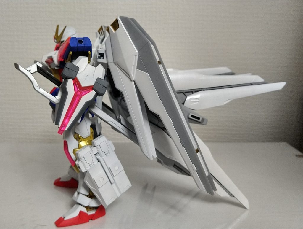 背中がデカくて重いからドラグーン×4から強引に×8を装填したエールのブースターが支柱扱いw