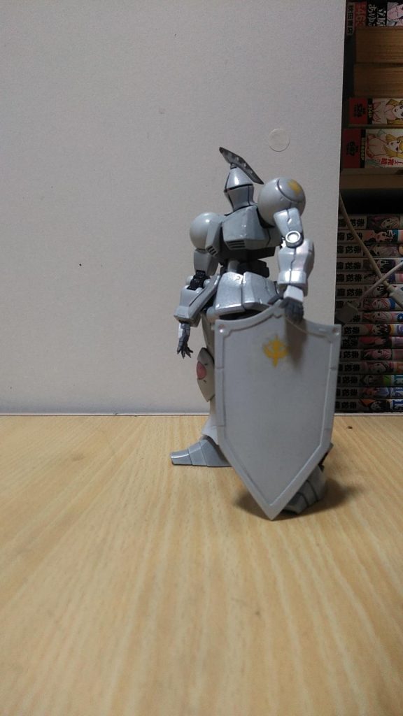 親衛隊機としての　オリジナルの盾　頭部角を鶏冠に変更してます。手をエアリアルの平手から持って来て付けてます。無塗装ですけど、爪付きで丁度良い感じなので変えてみました。ち　 