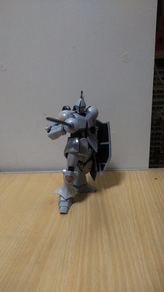 ビームサーベルを実体剣にしたものと　盾にバスターソード型の実体剣を装着させたのを持たしてみました。