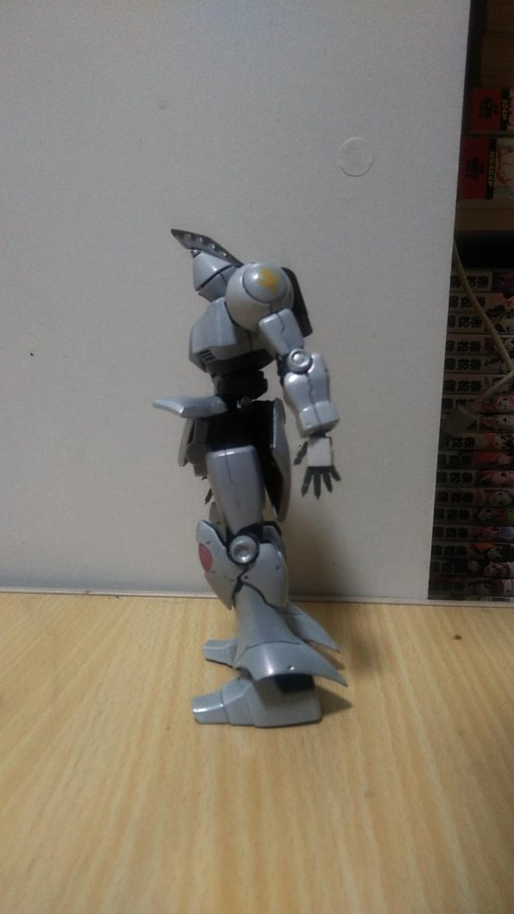 二の腕の前側と横側のモールド前まで　肘に向けて削って　絞り込んでます。前腕部も前側を肘に向けて絞り込んでます。股間部分前側を下斜めに削って切断してます。太腿前側を膝に向けて削ってます。お腹の中のボールジョイント接続廻りを削って稼働範囲を拡げてます。お腹のハの字を削って　垂直にもしてます。