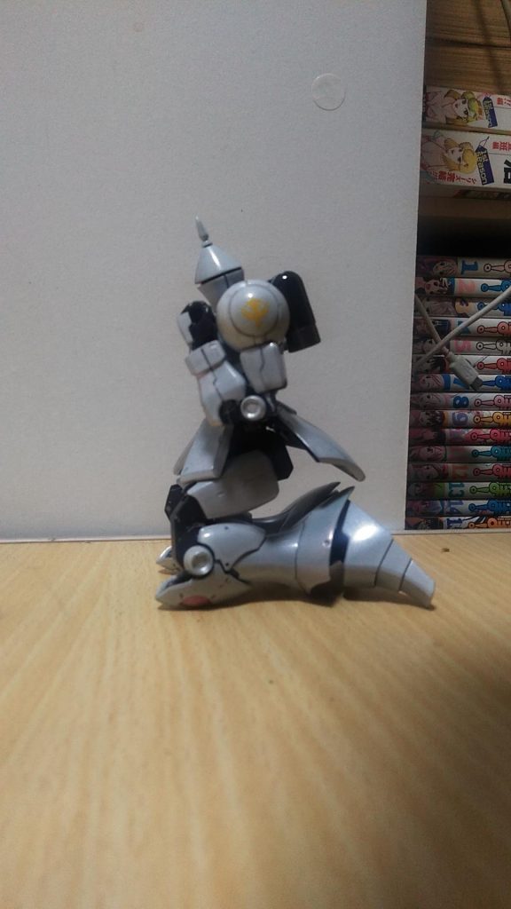 正座をさしました。膝関節の稼働範囲確保の為　見えない所を薄くしたり　切ったりします。足首のつけ根も削り込んでます。足首のボールジョイントが見え過ぎてたので、フレームぽくして足中側にWAVEの稼働軸を入れてます。脛の膨らんだ所を　3分1位曲線に切ってます。