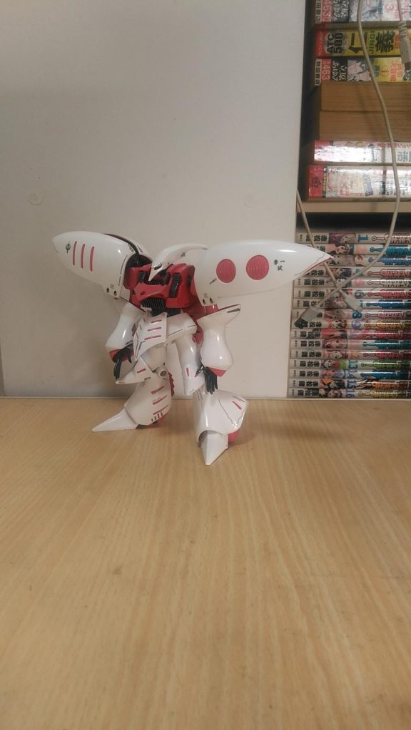 腕部分とファンネルコンテナバインダーが、重過ぎてキレイな立ち姿にならないのが 残念な感じです。デカールは、いつもの感じで 色々なものから使ってます。普通のガンダムデカール(ジオン 連邦 サンダーボルト ポケ戦 SEED 水星の魔女)30M エヴァンゲリオンなどです。