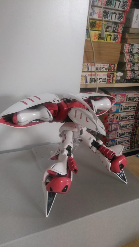 キュベレイなら してみたかった腕格納状態 での飛行形態肩のボールジョイント 首のボールジョイントが、弱く この状態にするのに20分位掛かりました。