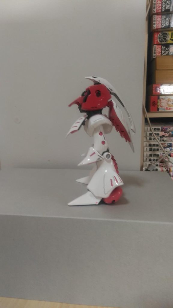 サイドショット 腕取り外し頭部は、首取り付けを 後ハメ加工に変更したのと稼働範囲を増やしたので ここまで上を向けるようになりました。コックピット全面のアーマーを 前に延ばして少し角度を上にしました。フロントアーマーは、接続部分を 2ミリ延長して前に出しました。それに伴い股間部分も延長して形状を少し変えてます。