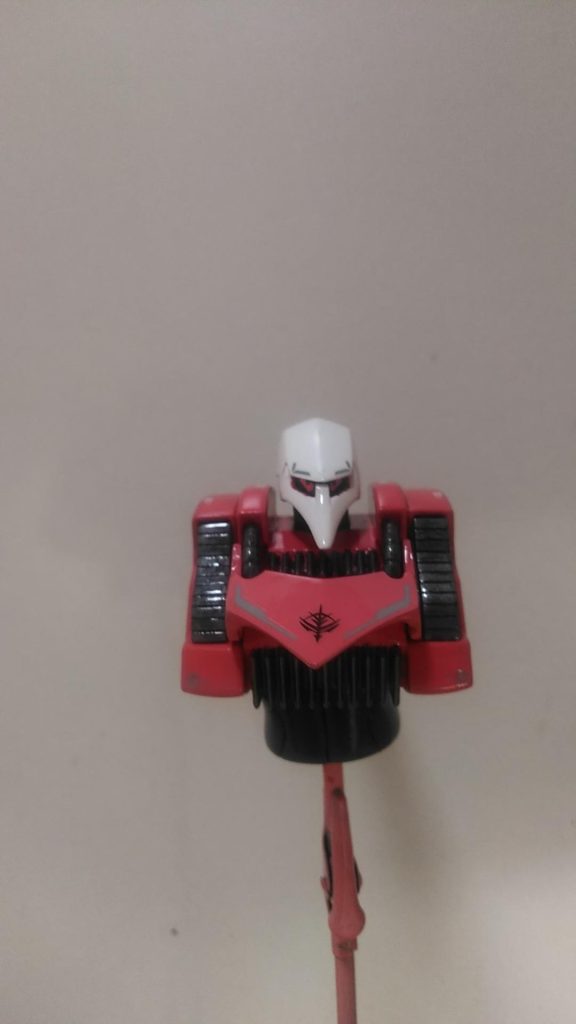 今回の目玉カメラ・アイの所を自作して エアリアルのツインアイのシールを細くして 真中上の辺に黒の点を書いて有ります。猫目より こっちの方が 遠目からは、良い感じです。目の下縁部分に赤いラインを入れてます。アイラインですね。腰は、左右と後ろ下側を削って細くしてます。