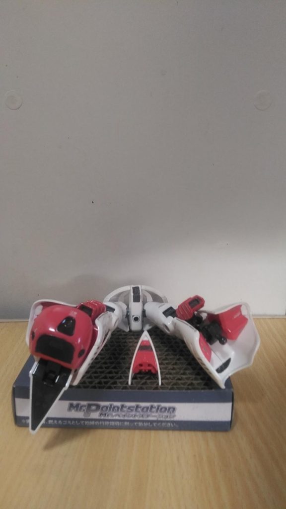 したからのショット脹脛の部分下側に スラスターを付けて内側に蓋をするため プラ板を下半分程貼ってます。奥側フレーム部分に ノズルを付けてます。尻下部分 膝カード下部分の所にも プラ板で自作した スラスターを付けてみました。