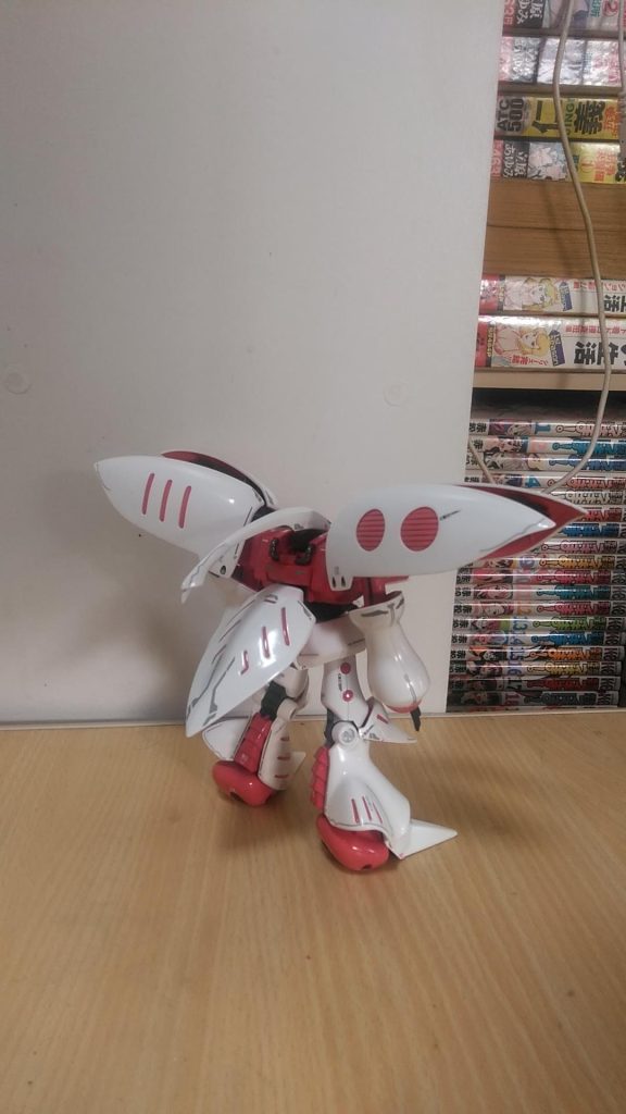 バックショットバインダーの拡大 頭部の延長 頭部フィンの大型化ショルダーバインダーの卵型のスラスター?膝関節横 両方にエッチングパーツを貼り付けてます。