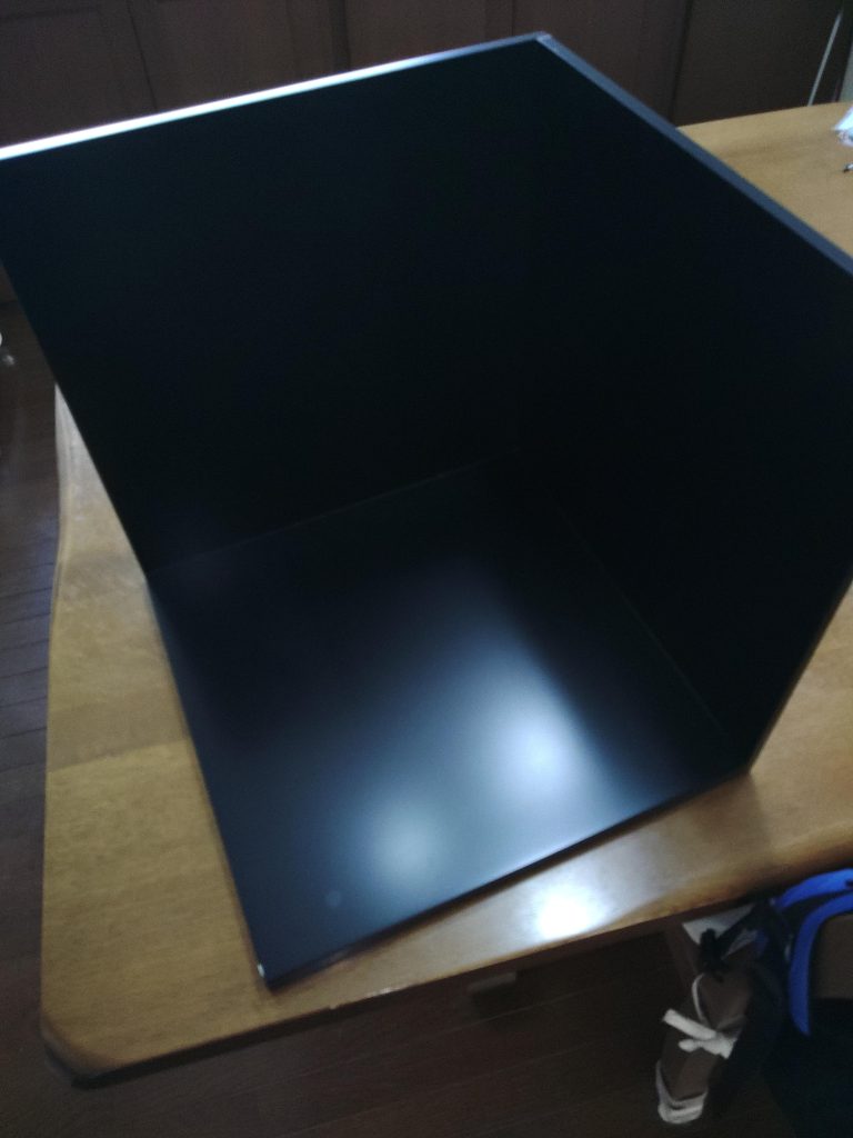 背景の撮影台は木の板3枚を黒に塗装してDIYした物ですw